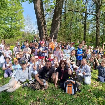 Edukacyjny spacer ornitologiczny w Zarębie – młodzi odkrywcy przyrody w akcji